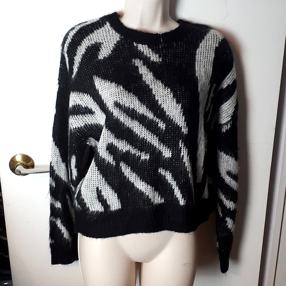 *NEW* FOREVER 21 Women's Black & White Fuzzy Sweater Size Medium NWT - Picture 2 of 3